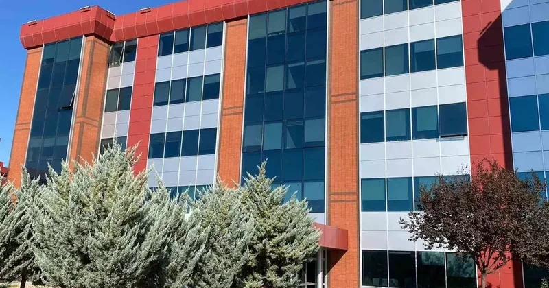 Kız öğrencisine uygunsuz mesajlar atan öğretim görevlisi meslekten atıldı