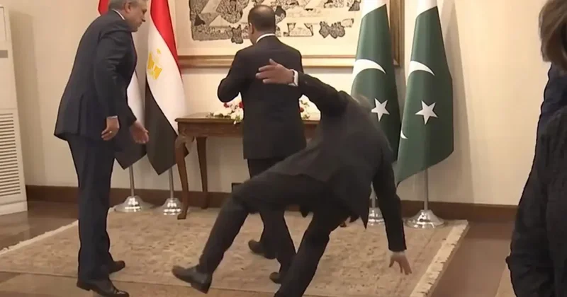 İslamabad daki kritik zirvede Pakistanlı bakan yere düştü