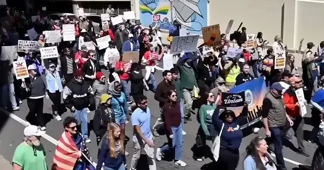 ABD de Trump a büyük tepki: Krallara Hayır protestosu düzenlendi VİDEO İZLE