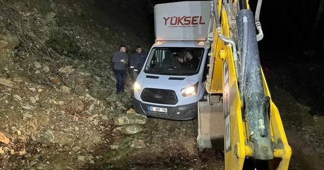 Navigasyonun yanılttığı 3 kişi, dağ yolunda araçla çamura saplanarak mahsur kaldı Hatay Haberleri