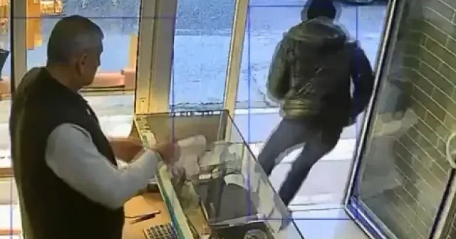 Mardin de kuyumcudan altın yüzüğün çalındığı anlar kamerada VİDEO İZLE