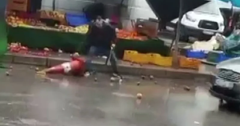 İzmir de manav sinir krizi geçirdi, ortalığı birbirine kattı: Vatandaşlara satırla saldırdı