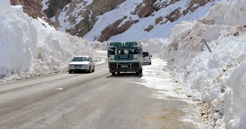 Çığ düşen Van Hakkari kara yolu tek şeritten ulaşıma açıldı
