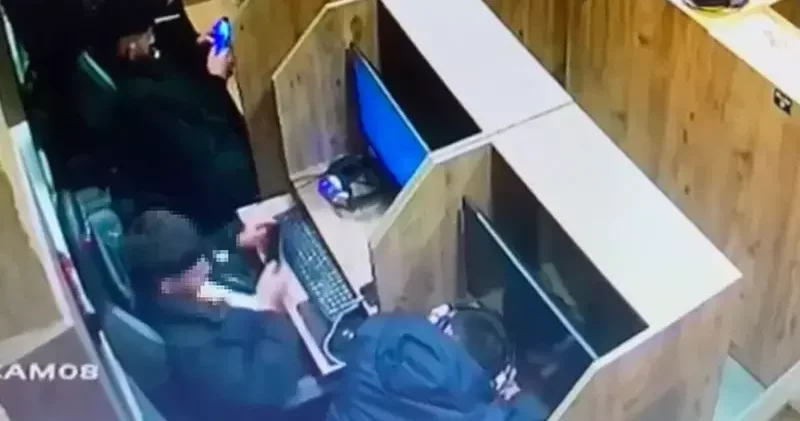 Beyoğlu’nda uyuyakalan kişinin cep telefonunu çalıp oyun oynamaya devam etti