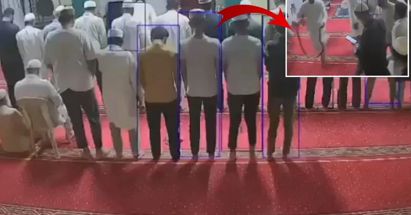 Hindistan da camiye giren yılan paniğe neden oldu