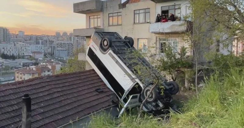 Evinin çatısına servis uçtu! Olayı komşuları arayınca öğrendi