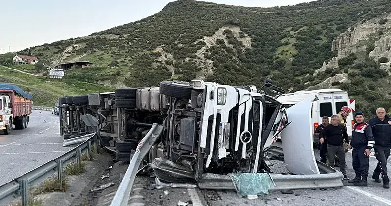 Manisa’da devrilen TIR’ın sürücüsü yaralandı; ulaşımda aksama yaşandı