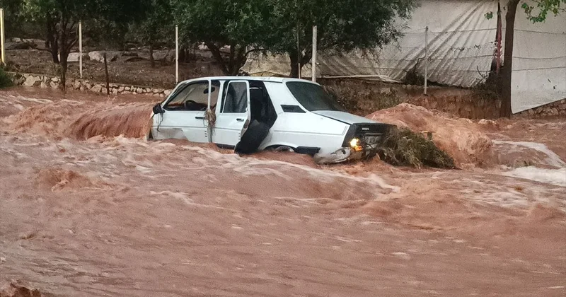Adana nın Kozan ilçesini sel vurdu