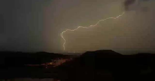 Mardin de şimşek ve yıldırım görsel şölen oluşturdu Mardin Haberleri