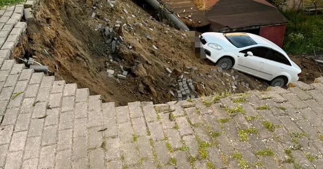 Çöken duvarla birlikte otomobil okul bahçesine düştü Kocaeli Haberleri