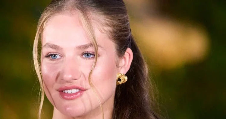 Damarlarında dolaşan kan bile onu kurtarmadı... Askerliği bitince daha da sıradan biri olacak... Buyur sana gerçek hayat!