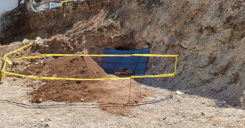 Hatay da belediyenin kazısında kaya mezarı bulundu