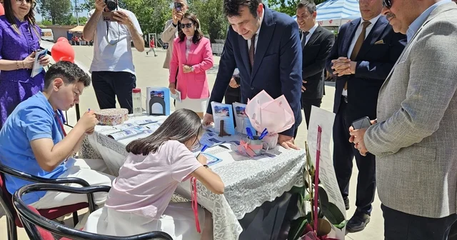 Minik yazarlar kitaplarını imzaladı Aydın Haberleri