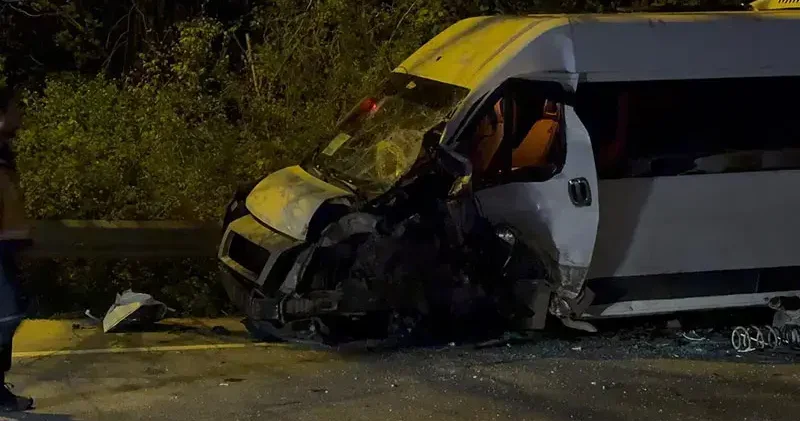 Beykoz’da servis minibüsü ile otomobil çarpıştı: 1’i ağır 11 yaralı
