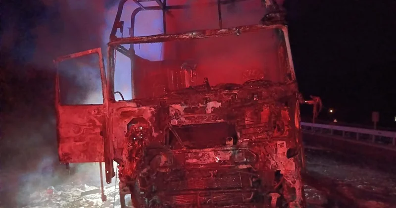 Motor kısmında başlayan yangın tırı küle çevirdi