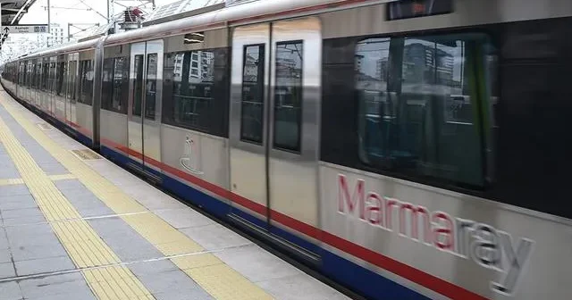 Son dakika Marmaray da seferlerinde aksama: Duraklar doldu taştı