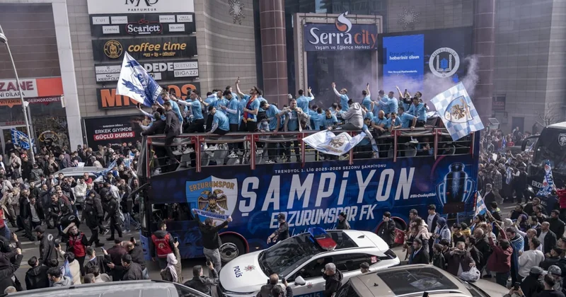 Erzurumspor şehir turu attı, binlerce insan sokağa döküldü! Sözcü Gazetesi