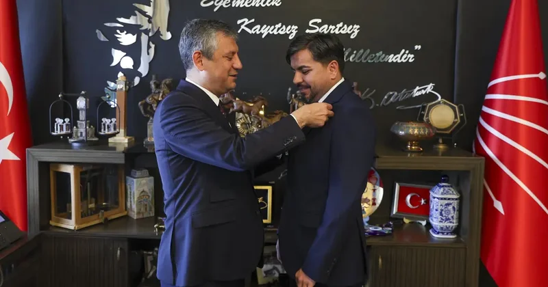 Rozetini Özgür Özel taktı! Arif Kocabıyık CHP ye katıldı