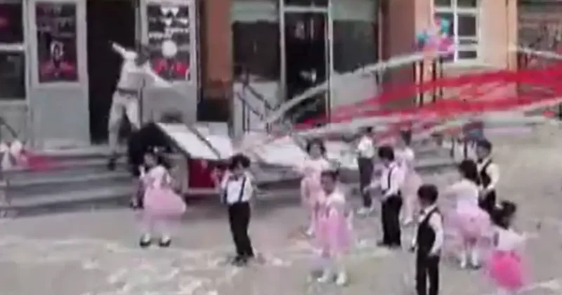 Kayseri de okulda öğretmenin üzerine tabela düştü