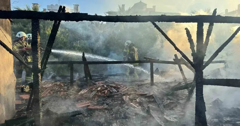 Restoran çatısı alevlere teslim oldu