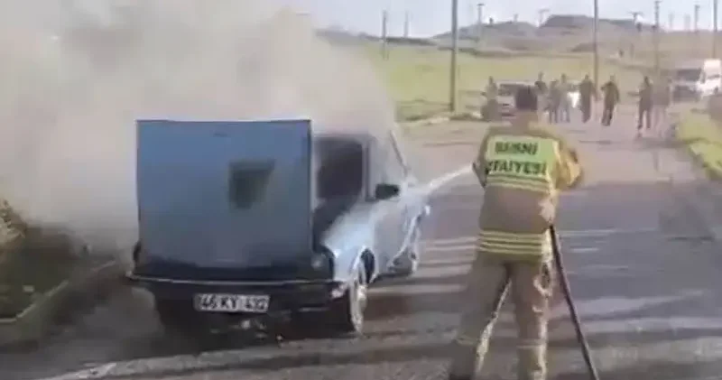 Alev alan otomobiline müdahale ederken yaralandı