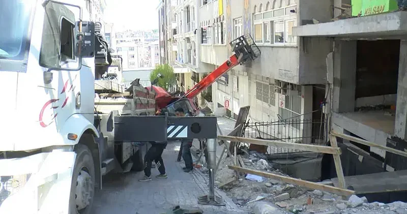 Güngören de yokuşta kayan iş makinesi 4 araçta ve binada hasara neden oldu