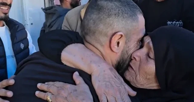 İsrail in alıkoyduğu Gazzeli 5 tutsak sevdiklerine kavuştu VİDEO İZLE