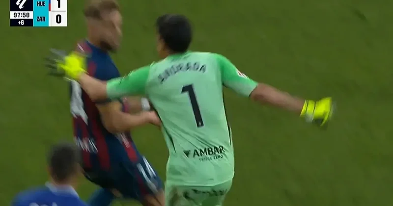 Kırmızı kart görüp rakibine yumruk atmıştı! Tecrübeli kaleciye ağır fatura