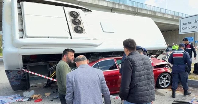 Halk otobüsü otomobilin üzerine devrildi: Yaralılar var