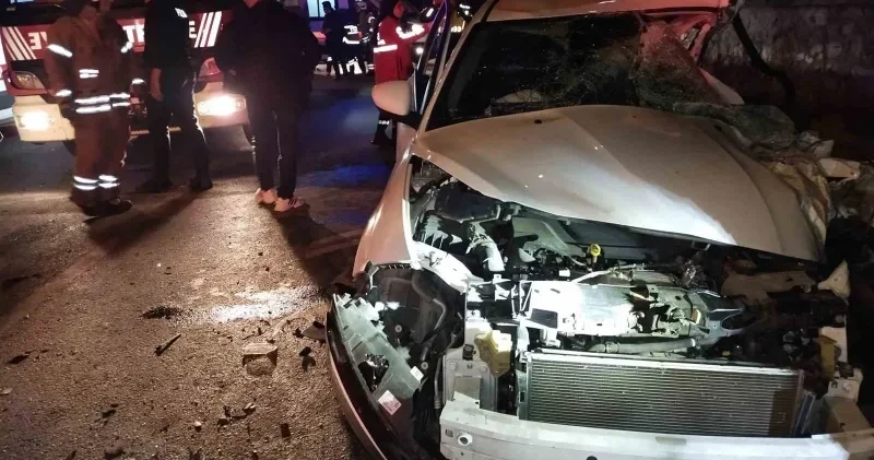 İstanbul da feci çarpışma: Araç hurdaya döndü 12 yaralı İstanbul Haberleri