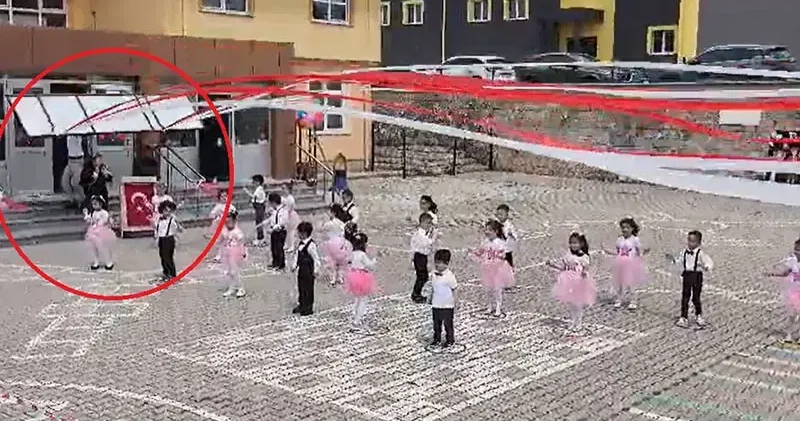 Anaokulu bahçesinde gösteri yapan öğretmen ve öğrencilerin üzerine tabela düştü; olay kamerada