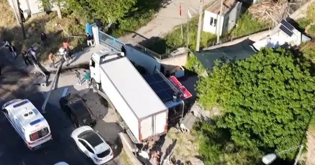 İzmir de yaşanan feci kazadan ilk görüntüler: Tır 10 araca çarptı ölü ve yaralılar var VİDEO İZLE