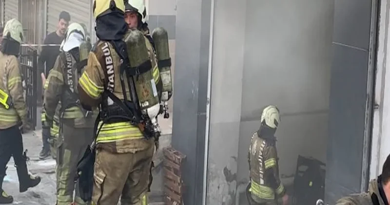 Sultangazi’de yangın! Kağıt deposu alev aldı, söndürüldü