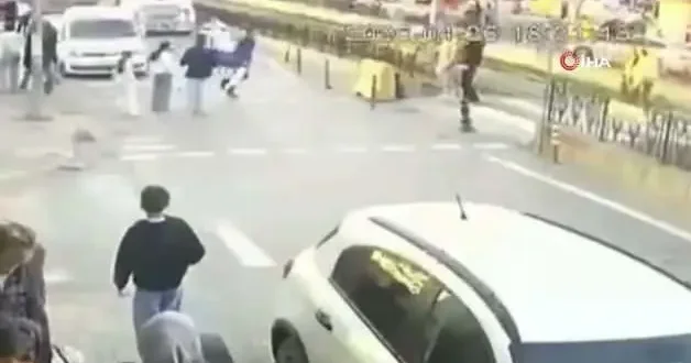 Motosiklet yayaya çarptı: Kaza anı kameraya yansıdı