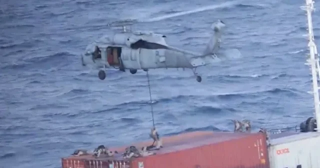 ABD ordusundan Hürmüz Boğazı nda baskın: Deniz piyadeleri ticari gemiye helikopterle indi VİDEO İZLE