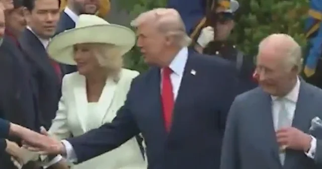 Beyaz Saray da bitmeyen kriz: Trump bu kez de Kraliçe Camilla nın önüne geçip protokolü ezdi VİDEO İZLE