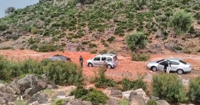Kozan da sağanak ve dolu hayatı felç etti: Yollar kapandı, araçlar mahsur kaldı Adana Haberleri