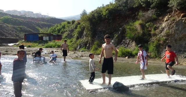 Sıcak havadan bunalan çocuklar derede serinledi Hatay Haberleri