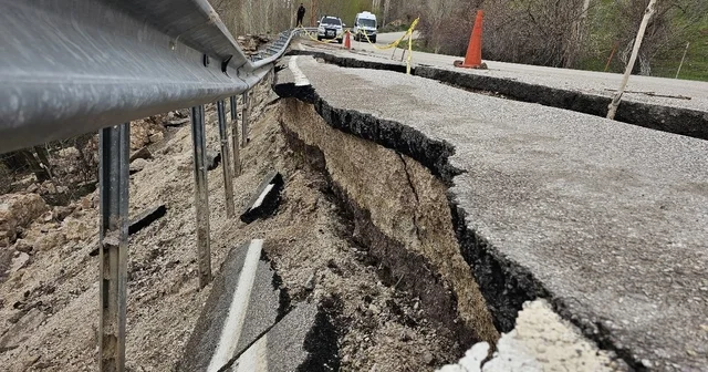 Hakkari Yüksekova kara yolunda yarık tehlikesi Hakkari Haberleri
