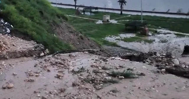Cizre de heyelan yolu kapattı, çok sayıda araç ve vatandaş mahsur kaldı Şırnak Haberleri