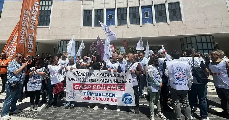 İzmir de 4 belediyenin memurları, iş bırakıp CHP il binasına yürüdü