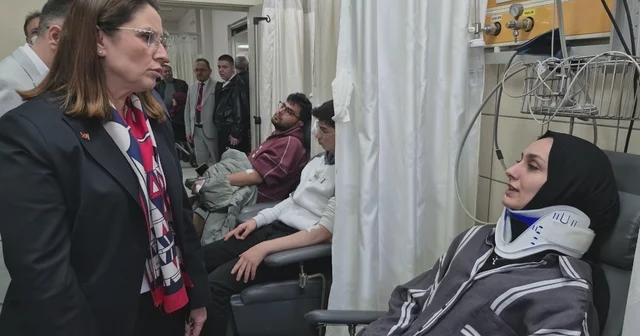 Bartın daki feci kazanın ardından Vali Arslan yaralıları hastanede ziyaret etti Kazayı anlatan öğrenciler, minibüsün çok kalabalık olduğunu söyledi Bartın Haberleri