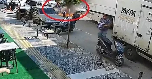 Bir anda patlayıp alev topuna dönen araçtan atlayıp canlarını zor kurtardılar VİDEO İZLE