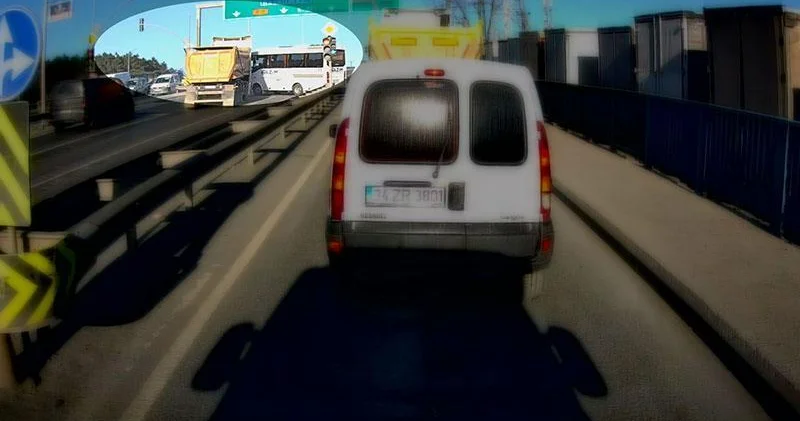 Arnavutköy de kırmızı ışıkta geçen hafriyat kamyonu servis midibüsüne çarptı; kaza kamerada