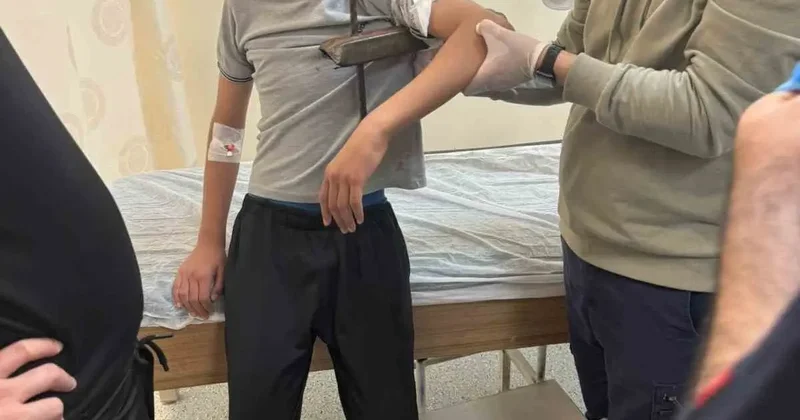 Diyarbakır’da demir korkuluk, küçük çocuğun koluna saplandı