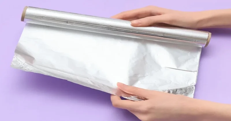 Alüminyum folyonun üzerine iki yemek kaşığı sirkeyle böylece mutfaktaki ciddi bir sorundan kurtulacaksınız