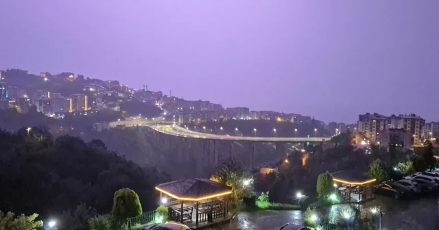Trabzon da yağmurla birlikte çakan şimşekler gökyüzünü aydınlattı Trabzon Haberleri