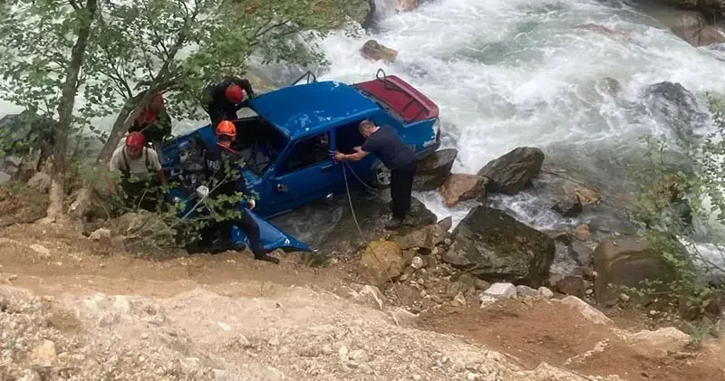 Otomobil dereye düştü; karı koca öldü, 1 yaralı