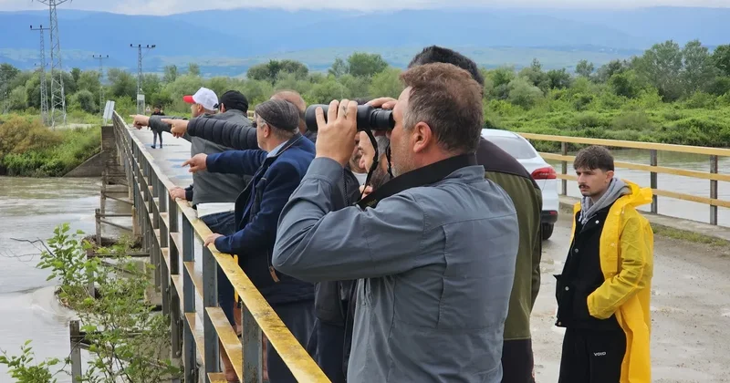SON DAKİKA... Tüm şehir onları arıyor! Kelkit Çayı na düşen İlker Parlak ve Oğuz Kale akıntıya kapılarak kayboldu