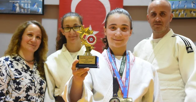 Tokalaştığı antrenörün gücünü fark edip tavsiyesiyle judoya başlayan Elif ten altın başarı Bursa Haberleri